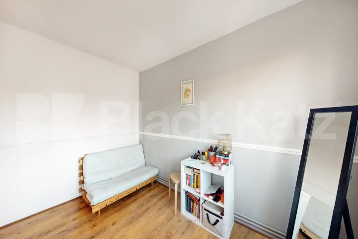 A very generous top floor apartment & superbly located   Neckinger Enid street , London Bridge / Bermondsey  